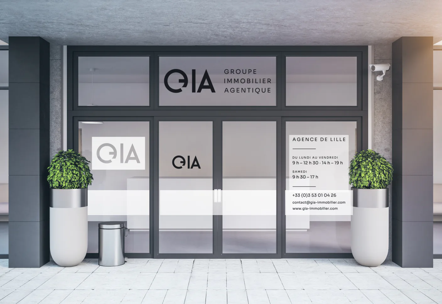 La devanture de l'agence en plein jour, enseigne et vitrophanie